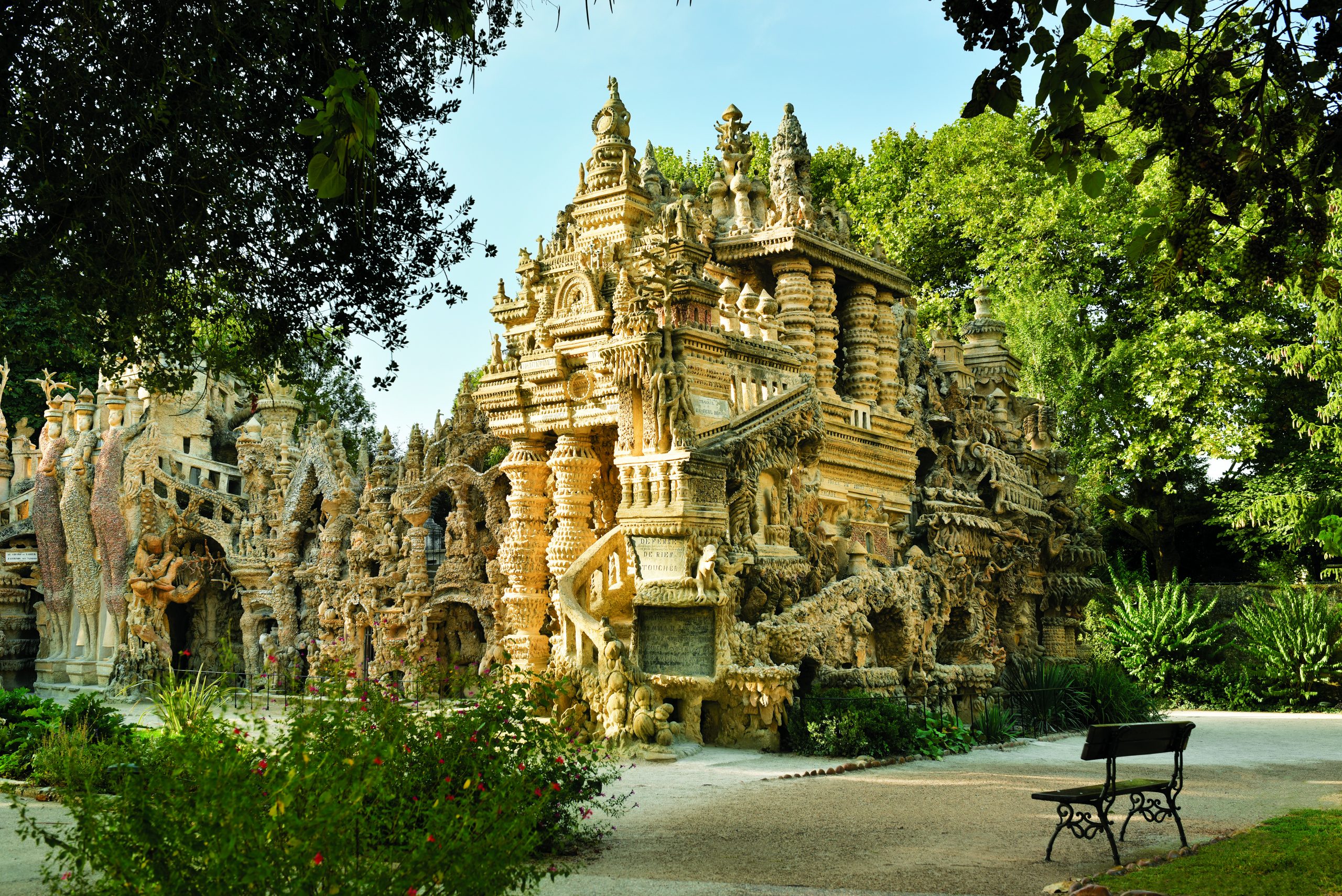 LA CITÉ DU CHOCOLAT ET LE PALAIS DU FACTEUR CHEVAL